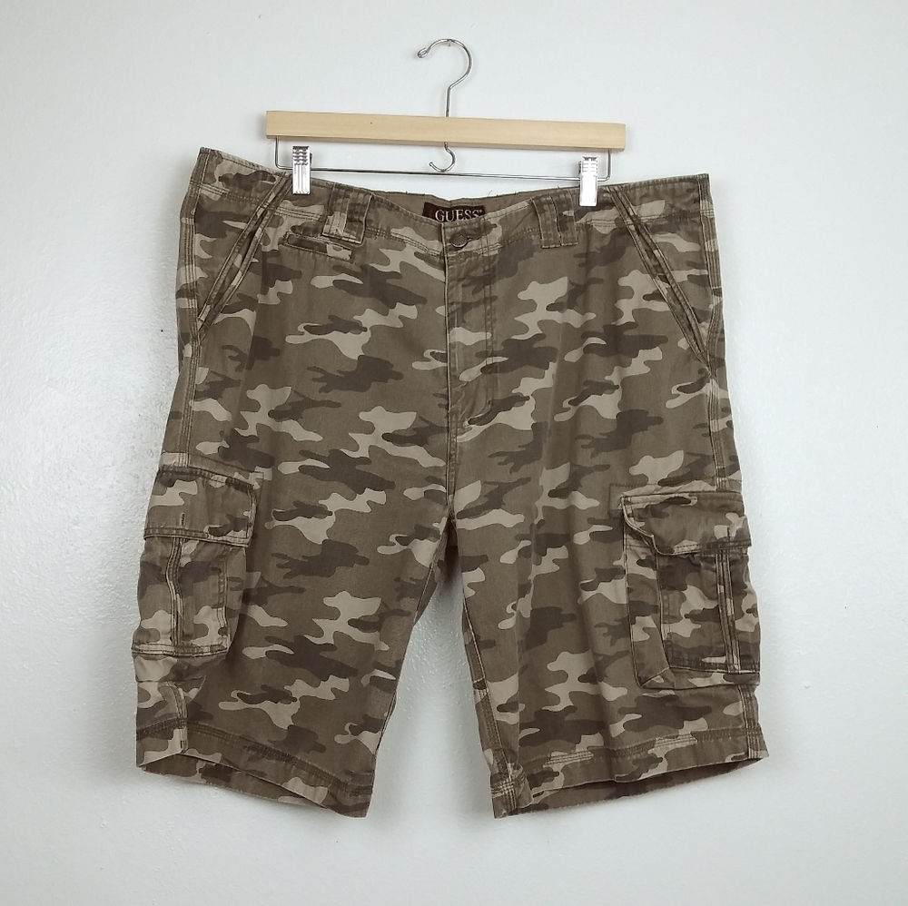 GUESS 40" Men's Short Pants Cargo Camp Camo